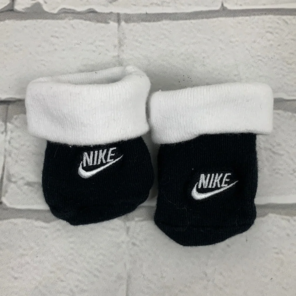 💰Bundle 3/$30 Nike infant baby socks Black & white Cuffs Stretchy